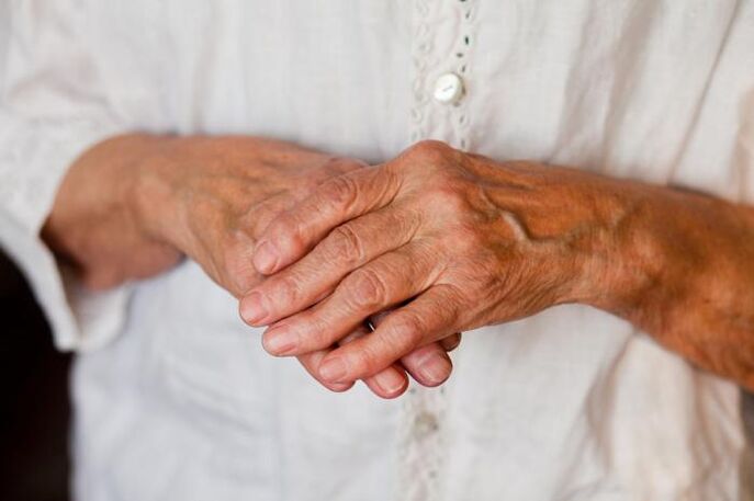 Pain in the joints of the hands often bothers older people. 